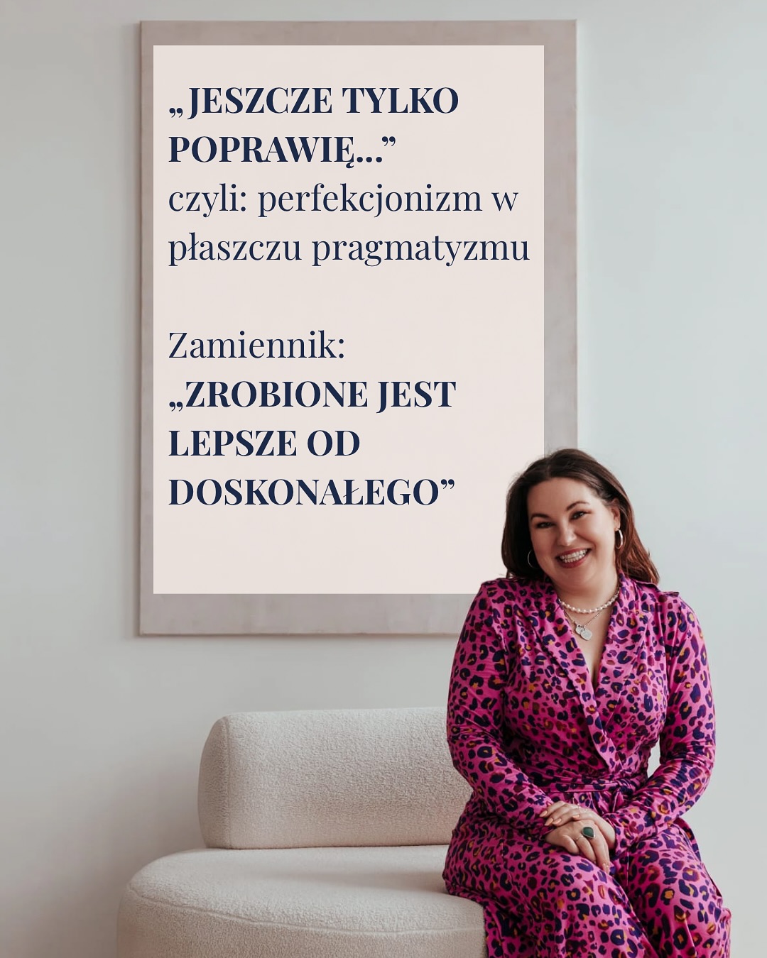 Aleksandra Kisiel siedząca na tle plakatu o perfekcjonizmie