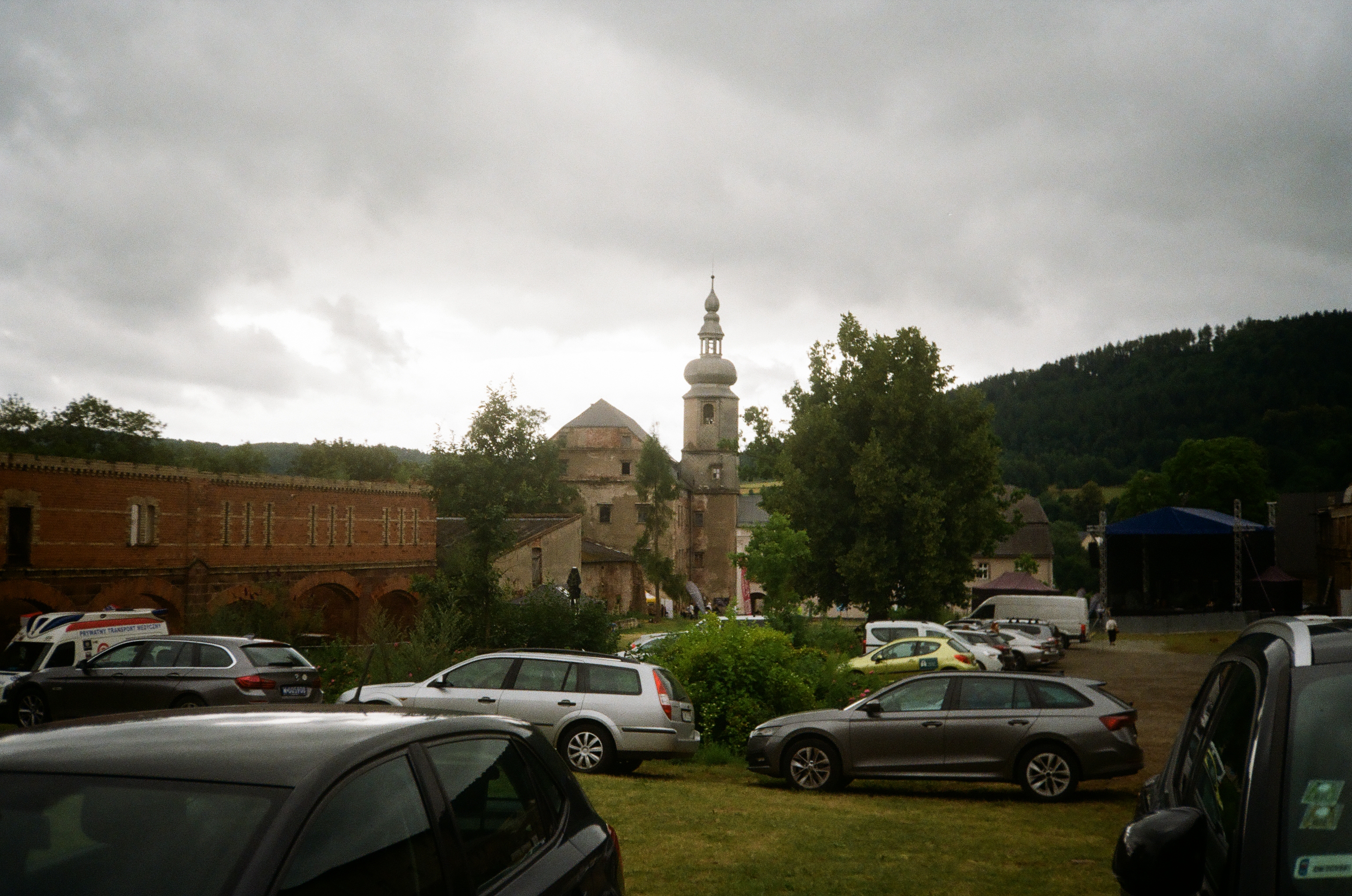 widok na Zamek Sarny w Ściniawce Górnej