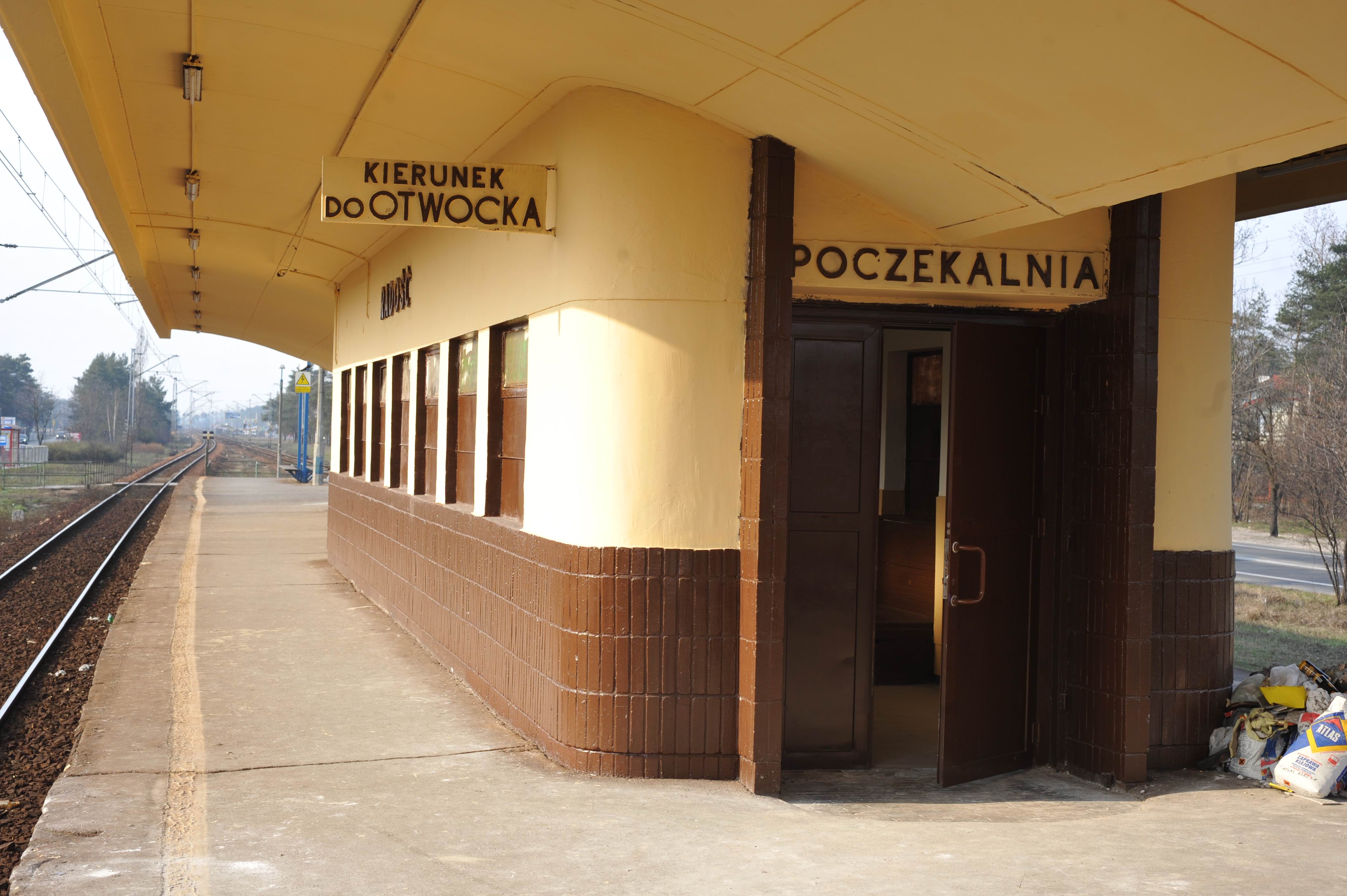 Poczekalnia na stacji kolejowej Warszawa Radość (przed zamknięciem na lata), 01.04.2008r.